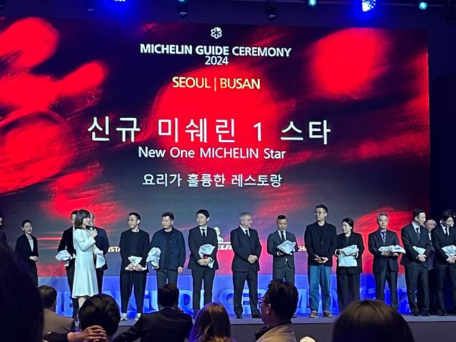 신규 미쉐린 1스타로 선정된 레스토랑의 셰프들이 무대에서 사진 촬영을 앞두고 있다./부산=이민아 기자