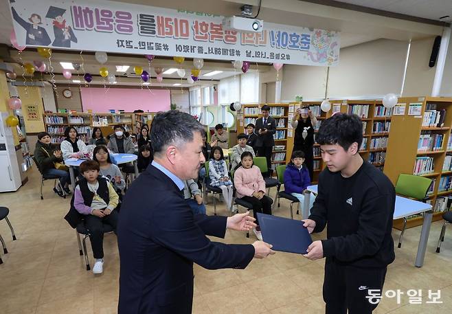 21일 오전 경상남도 밀양시 태룡초에서 열린 제96회 졸업장 수여식에서 졸업생 김준호 군(13)이 장학 증서를 받고 있다. 밀양=이한결 기자 always@donga.com