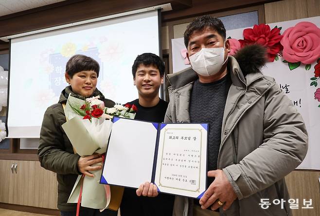 21일 오전 경상남도 밀양시 태룡초에서 열린 제96회 졸업장 수여식에서 졸업생 김준호 군(13)이 부모님에게 최고의 부모님 상을 수여한 뒤 함께 촬영하고 있다. 밀양=이한결 기자 always@donga.com