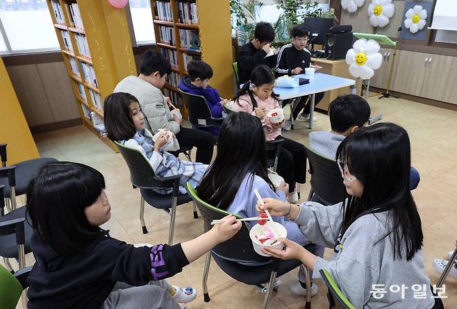 21일 오전 경상남도 밀양시 태룡초에서 열린 제96회 졸업장 수여식에서 졸업생 김준호 군(13)과 재학생들이 떡케이크를 나눠 먹고 있다. 밀양=이한결 기자 always@donga.com