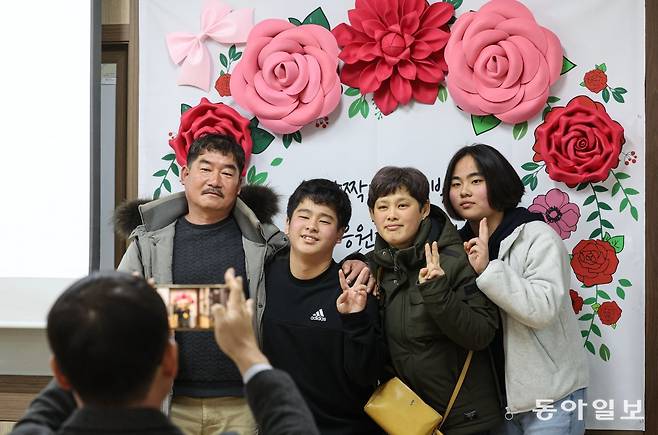 21일 오전 경상남도 밀양시 태룡초에서 열린 제96회 졸업장 수여식에서 졸업생 김준호 군(13)과 가족이 기념 촬영을 하고 있다. 밀양=이한결 기자 always@donga.com