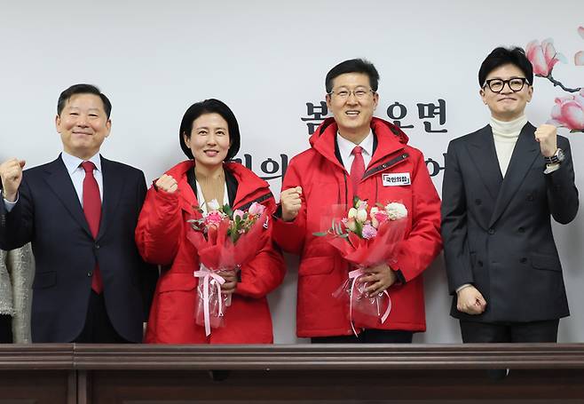 국민의힘 한동훈 비상대책위원장이 22일 서울 여의도 중앙당사에서 열린 인재영입식에서 양종아 한뼘클래식기획 대표, 김인현 고려대 법학전문대학원 교수와 포즈를 취하고 있다. 왼쪽부터 이철규 인재영입위원장, 양 대표, 김 교수, 한 비대위원장.