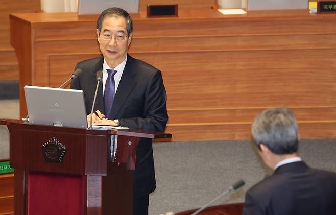 한덕수 국무총리가 22일 국회 본회의 대정부질문에서 더불어민주당 이인영 의원의 질문에 답변하고 있다.