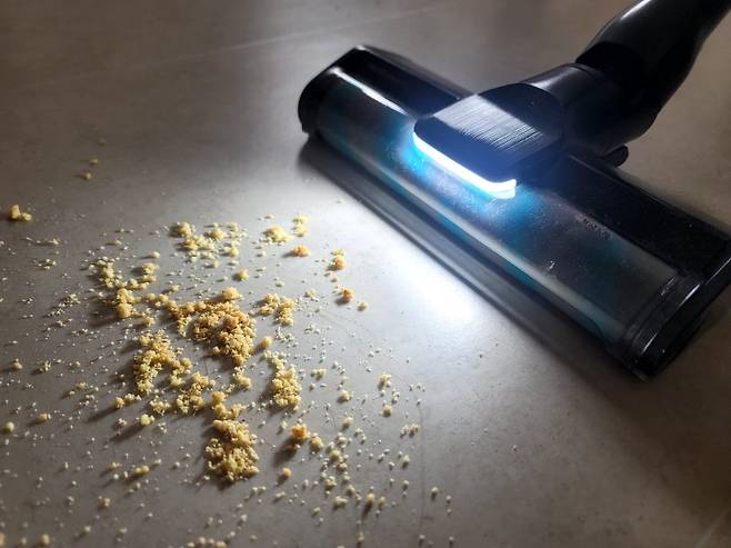 삼성전자 '2024년형 비스포크 제트 AI'로 청소하던 중 과자 부스러기를 발견하자 인공지능(AI)이 스스로 흡입 강도를 높이고 있다. 사진=김동호 기자