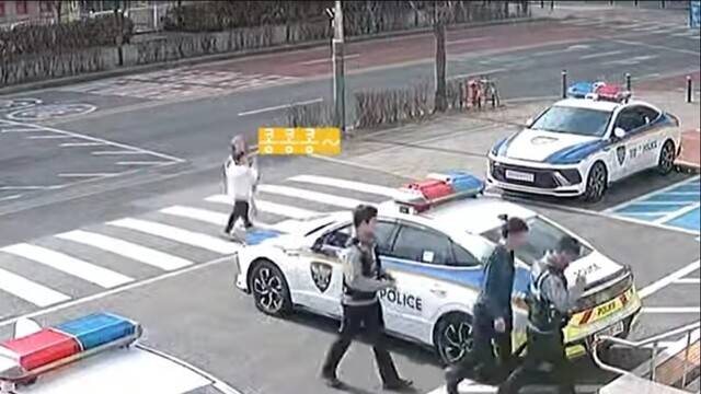 21일 경찰청 공식 유튜브 채널에는 ‘귀요미들 등장. 그래! 용기 내보는 거야!’라는 제목의 약 1분짜리 영상이 공개됐다. 초등학생으로 보이는 두 아이가 인천 남동구의 한 지구대로 찾아와 경찰관들에게 수줍게 정성이 담긴 선물을 건넨 뒤 콩콩 뛰며 떠나고 있다. 경찰청 유튜브 채널 갈무리