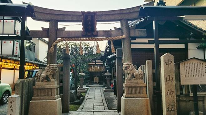 고대 신라인이 신이 된 ‘스사노오노미코토’를 모시고 있는 나카야마 신사. 794년 교토 천도 당시 궁궐을 지키는 수호신사로 건립됐다고 한다. 이와가미미야(岩上宮)란 편액이 본래 영암(靈岩)신앙과 관계있는 신사임을 알려준다.