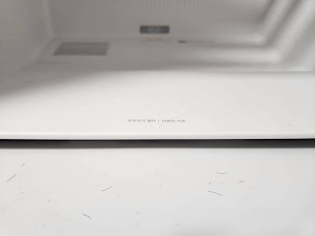 LG전자 올 뉴 스타일러 오브제컬렉션의 먼지 제거 기능을 사용한 후 털어진 먼지의 모습. 다이내믹 무빙행어 기능이 업그레이드되면서 트위스트 모션이 추가돼 보다 강력하게 먼지를 털어준다. 김지현 기자