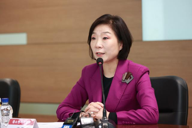 오영주 중소벤처기업부 장관이 22일 서울 영등포구 기술보증기금 서울지점에서 열린 '중기부-공공기관 정책 원팀 토론회'에서 인사말을 하고 있다. 연합뉴스