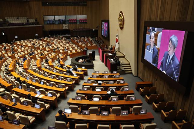 한덕수(화면 왼쪽) 국무총리가 22일 오후 서울 여의도 국회에서 열린 제413국회(임시회) 제4차 본회의 정치·외교·통일·안보·교육·사회·문화에 관한 대정부질문에서 이인영 더불어민주당 의원의 질의에 답변하는 모습이 전광판에 보이고 있다. 뉴스1