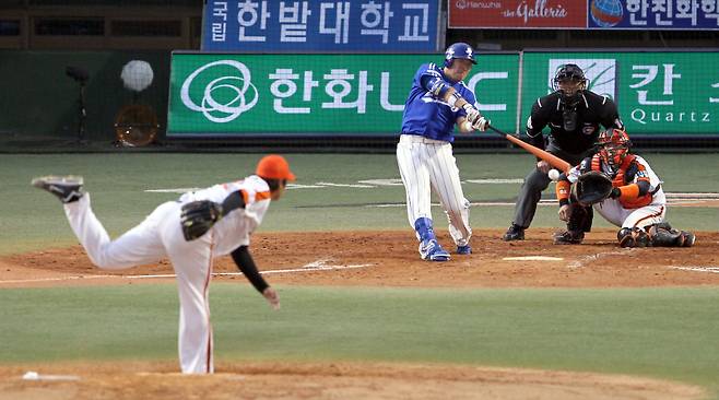 2012년 5월 31일 대전구장서 열린 삼성 라이온즈와 한화 이글스의 경기. 삼성 최형우가 2회초 한화 류현진에게 우월1점 홈런을 날리고 있다. IS 포토