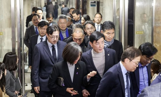 더불어민주당 의원들이 21일 국회에서 의원총회를 마친 뒤 회의장을 나서고 있다. 김성룡 기자