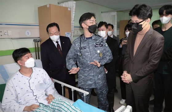 한동훈 국민의힘 비상대책위원장이 2월 15일 대전시 유성구 국군대전병원을 방문해 입원 환자를 위로하고 있다. / 사진:연합뉴스
