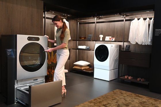 LG 시그니처 세탁건조기를 모델이 시연하고 있다. 사진 LG전자