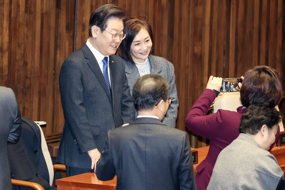 이재명 더불어민주당 대표가 22일 오후 국회 본회의장에서 유정주 의원과 기념촬영을 하고 있다. 김성룡 기자