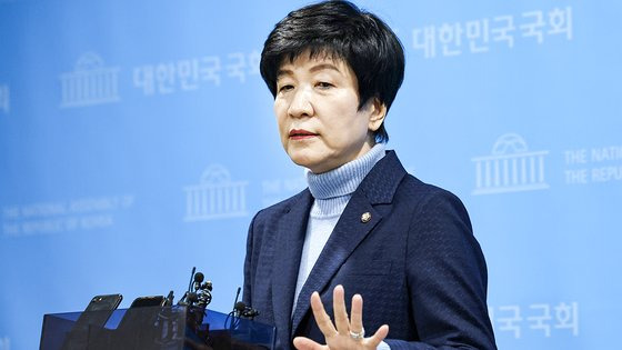 김영주 국회부의장이 지난 19일 국회 소통관에서 더불어민주당 탈당 기자회견을 마치고 취재진의 질문에 답하고 있다.뉴스1