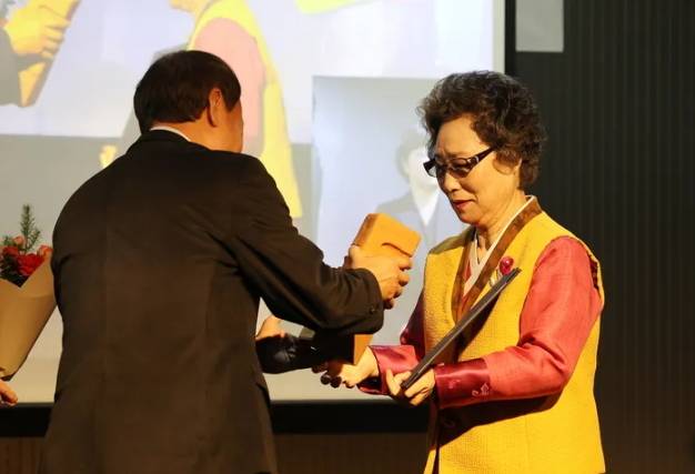 1964년 성폭력에 대항하는 과정에서 ‘고의에 의한 상해’로 구속 수사 및 유죄 판결을 받은 최말자 씨가 21일 오후 2시 서울 종로구 전태일기념관에서 열린 제5회 노회찬상 시상식에서 노회찬상을 받고 있다. 연합뉴스