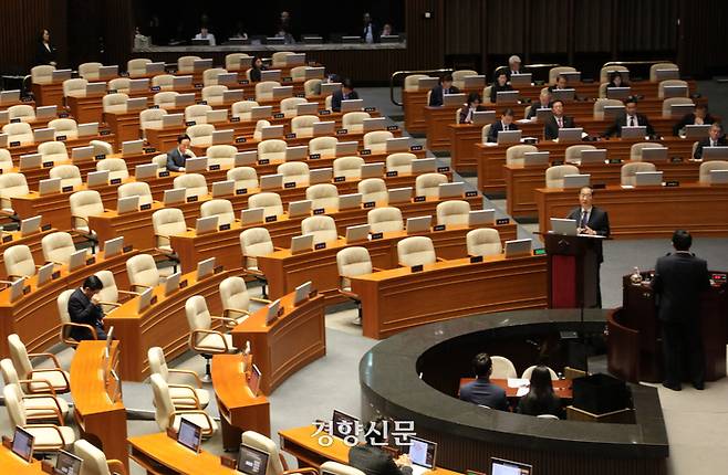 국회 대정부 질문의 실시된 22일 본회의장에서는 많은 의원들이 빠져나가 썰렁한 가운데 한덕수 총리에 대한 질의 응답이 진행되고 있다. 박민규 선임기자