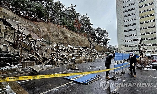 22일 오전 3시 20분쯤 충남 태안군 태안읍 평천리의 한 아파트 단지에서 축대벽이 무너져 입주민 차량 9대가 파손됐다. 연합뉴스