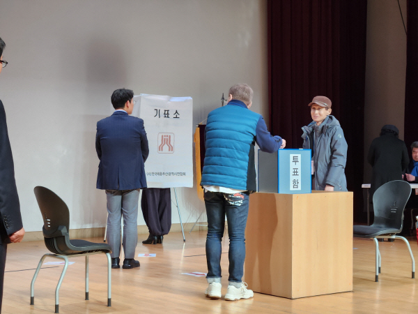 22일 오후 부산예술회관에서 열린 제27대 임원선거 에서 한 대의원이 투표하고 있다. 정인덕 기자