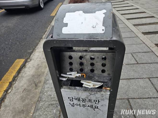 서울 종로구 익선동 인근에 마련된 담배꽁초 수거함에 꽁초 외 쓰레기도 버려져 있다. 사진=임지혜 기자