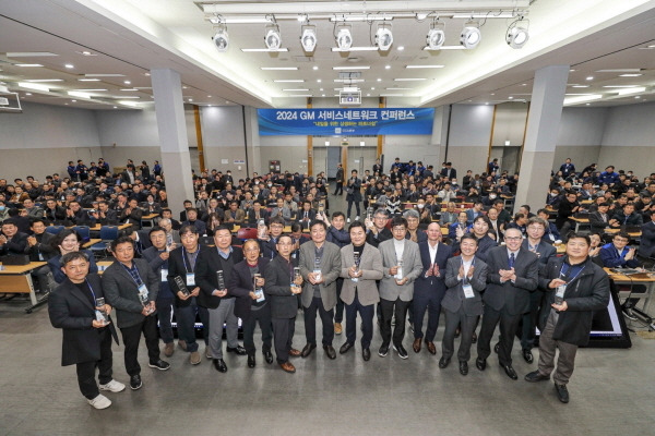 한국지엠 부평 본사에서 윌리엄 헨리 GM 해외사업부문 애프터 세일즈 서비스 부문 전무(1열 오른쪽에서 네 번째) 및 구스타보 콜로시 한국지엠 영업·서비스·마케팅 부문 부사장(1열 오른쪽에서 두 번째)을 비롯한 한국지엠 임직원과 전국 약 350여개의 서비스 네트워크 대표들이 16개소 우수 서비스센터의 수상을 축하하며, 기념촬영을 하고 있는 모습 [사진제공=한국지엠]