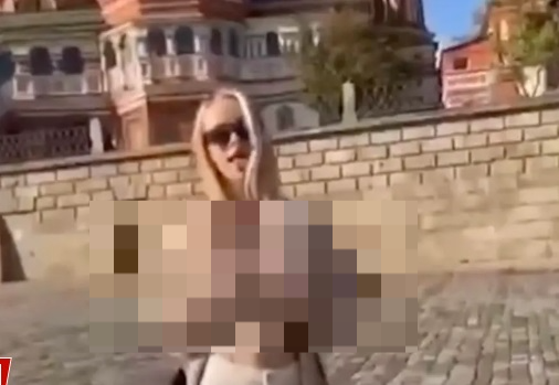 러시아 당국이 모스크바에서 가슴 노출 영상을 찍은 우크라이나 여성 모델에 대해 국제 수배령을 내렸다. [사진출처 = 뉴욕포스트]