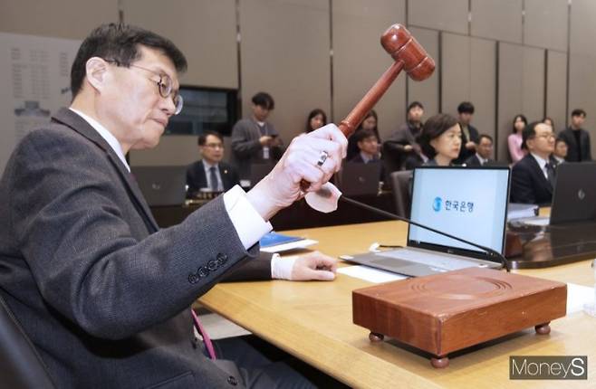 기준금리를 결정하는 금융통화위원회 정례회의가 22일 서울 중구 남대문로 한국은행에서 진행된 가운데 이창용 한은 총재가 의사봉을 두드리고 있다./사진=임한별 기자