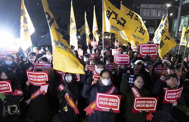 서울시의사회 소속 의사들이 22일 오후 서울 용산구 대통령실 앞에서 정부의 의과대학 입학 정원 확대에 반대하는 궐기대회를 하고 있다. [연합]