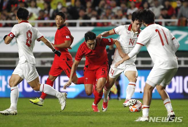 [수원=뉴시스] 정병혁 기자 = 17일 오후 경기 수원월드컵경기장에서 열린 하나은행 초청 축구 국가대표 평가전 대한민국과 베트남의 경기, 박용우가 베트남 응우옌 호앙 둑와 몸싸움을 하고 있다. 2023.10.17. jhope@newsis.com