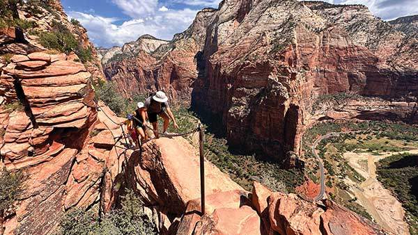 엔젤스 랜딩에 오르는 좁은 계곡길은 바로 곁이 아찔한 절벽이라 잠시도 긴장을 늦출 수 없다.