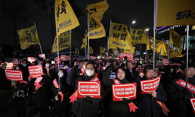 22일 서울 용산구 대통령실 앞에서 서울시의사회 주최로 열린 제2차 의대정원 증원·필수의료 패키지 저지를 위한 궐기대회에서 참석자들이 구호를 외치고 있다. 뉴스1