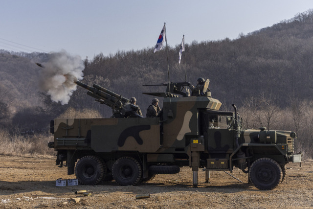 지난달 31일 경기도 파주시 무건리 훈련장에서 실시된 육군 17사단 보병여단 포병대대 통합 자주포 포탄사격 훈련에서 K105A1 차륜형 자주포가 포탄을 발사하고 있다. 연합뉴스