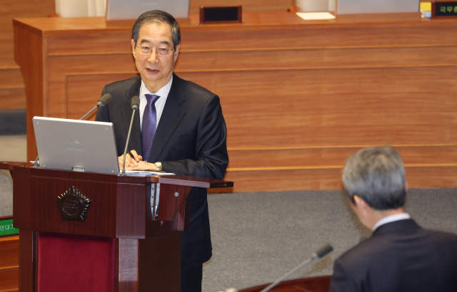 한덕수 국무총리가 22일 국회 본회의 대정부질문에서 더불어민주당 이인영 의원의 질문에 답변하고 있다. 연합뉴스