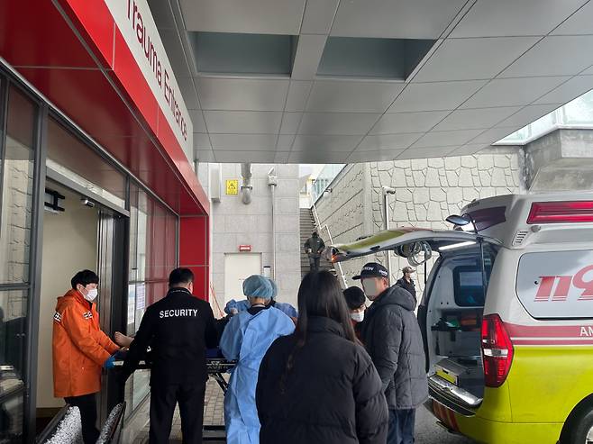 2월22일 경기 성남시 국군수도병원에 구급차에 실려 온 환자가 응급실로 들어가고 있다. ⓒ시사저널 강윤서