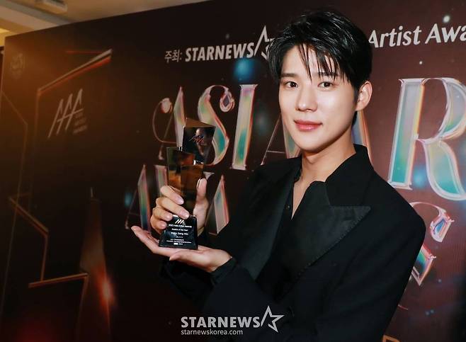 배우 문상민이 14일 필리핀 아레나에서 열린 '2023 아시아 아티스트 어워즈 인 필리핀'(2023 Asia Artist Awards IN THE PHILIPPINES, 이하 '2023 AAA')에서 AAA 신인상을 수상한 뒤 포즈를 취하고 있다.  '2023 AAA'는 스타뉴스가 주최하고 Asia Artist Awards 조직위원회, TONZ 엔터테인먼트, PULP Live World가 공동 주관한다. 그룹 아이브(IVE) 장원영, 가수 강다니엘, 그룹 제로베이스원 성한빈이 MC를 맡았다. 2023.12.14 /사진=이동훈