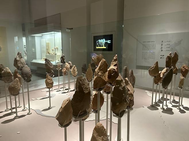 국립중앙박물관 구석기실 모습      (서울=연합뉴스) 김예나 기자 = 서울 용산구 국립중앙박물관 구석기실에 주먹도끼 등이 전시돼 있다. 사진은 지난해 8월 촬영한 것. 2024.2.22.
    yes@yna.co.kr
