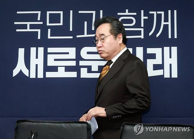 입장하는 이낙연 공동대표 (서울=연합뉴스) 한종찬 기자 = 새로운 미래 이낙연 공동대표가 21일 오전 서울 여의도 새로운미래 당사에서 열린 책임위원회의에서 입장하고 있다. 2024.2.21 saba@yna.co.kr