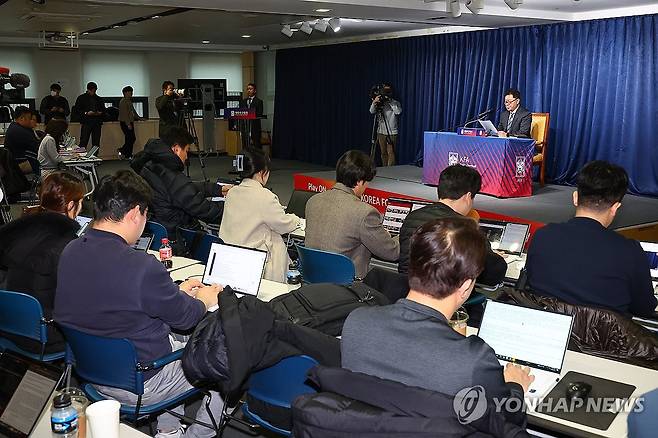 축협, 국가대표 전력강화위 회의 결과 브리핑 (서울=연합뉴스) 서대연 기자 = 정해성 대한축구협회 국가대표전력강화위원장이 21일 오후 서울 종로구 축구회관에서 전력강화위원회 회의 결과 브리핑을 하고 있다. 2024.2.21 dwise@yna.co.kr