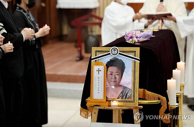 가수 방실이, 17년간 투병 끝 영면 (인천=연합뉴스) 김상연 기자 = 17년간 투병 끝에 세상을 떠난 가수 방실이의 발인일인 22일 인천시 강화군 강화성당에서 천주교 장례미사가 진행되고 있다. 2024.2.22 goodluck@yna.co.kr