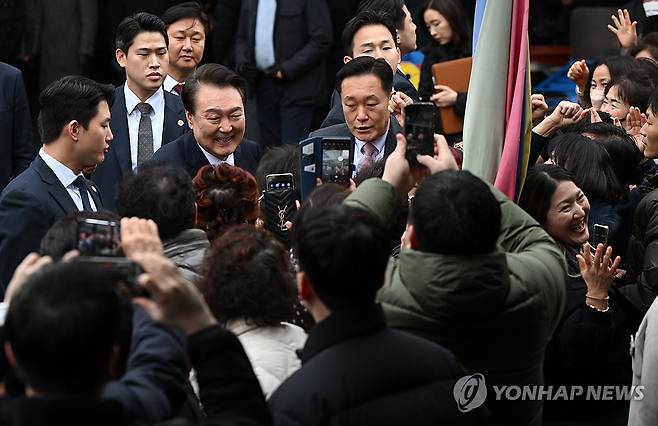 마산 시민들 만난 윤석열 대통령 (창원=연합뉴스) 홍해인 기자 = 윤석열 대통령이 22일 경남 창원시 마산합포구 마산어시장을 찾아 시민들과 인사하고 있다.  2024.2.22  [대통령실 제공. 재판매 및 DB 금지] hihong@yna.co.kr