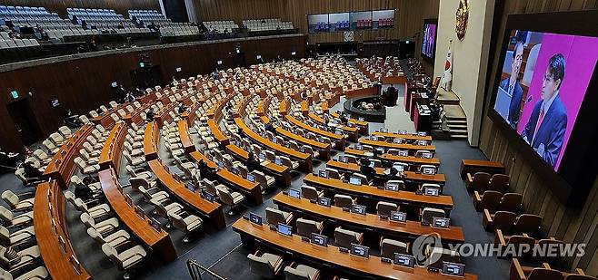 대정부질문 빈자리 (서울=연합뉴스) 한상균 기자 = 22일 국회 본회의장 대정부질문에서 한덕수 국무총리가 답변하고 있다. 
    의원들 빈 자리가 보인다. 2024.2.22 xyz@yna.co.kr