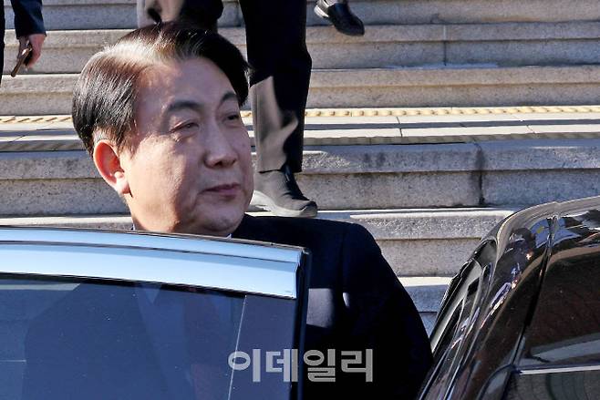 이동관 방송통신위원장이 1일 경기 정부과천청사 방통위에서 사퇴 관련 입장을 발표한 뒤 청사를 떠나고 있다. 윤 대통령은 이날 오후 이 위원장을 임명 3개월 만에 면직했다.(사진=뉴스1)