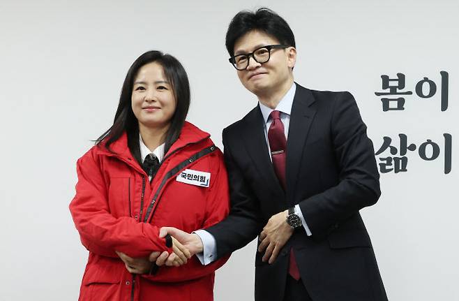 한동훈 국민의힘 비상대책위원장이 7일 오후 서울 여의도 국민의힘 중앙당사에서 열린 국민인재 영입 환영식에서 김효은(레이나) EBSi 영어강사와 기념촬영을 하고 있다.(사진=뉴시스)