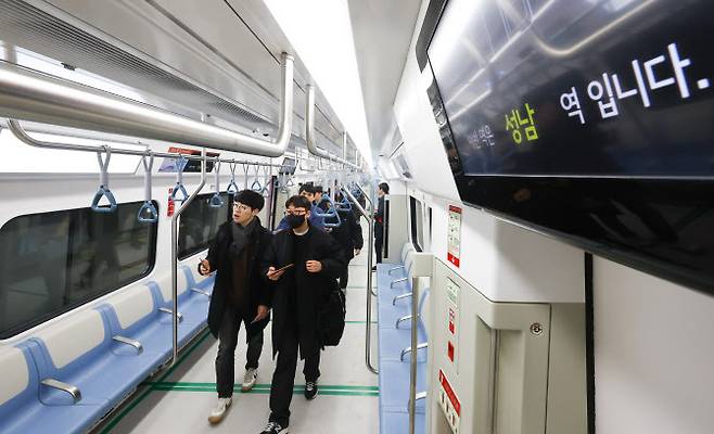 23일 오전 서울 강남구 수서역에서 오는 3월 30일 개통을 앞두고 영업시운전을 나서는 수도권광역급행철도(GTX)-A 수서-동탄 구간 열차가 취재진에게 공개되고 있다. (사진=뉴시스)