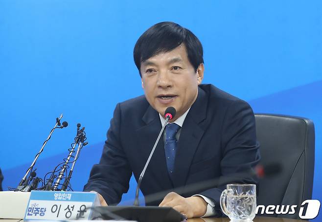이성윤 전 서울중앙지검장이 23일 서울 여의도 민주당 중앙당사에서 열린 26, 27차 인재 영입 환영식에서 인사말을 하고 있다. 2024.2.23/뉴스1 ⓒ News1 임세영 기자