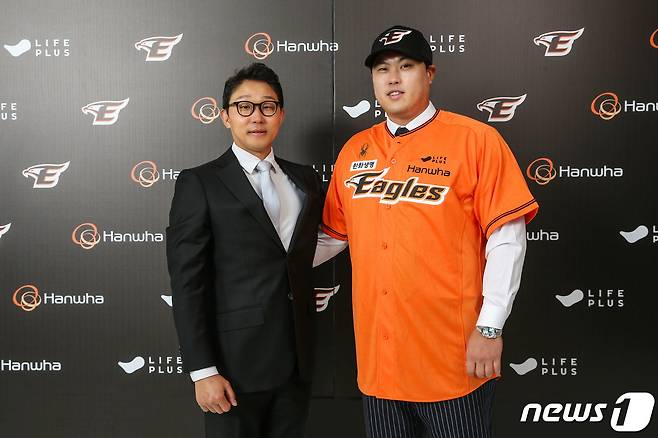 코리안 몬스터' 류현진(37)이 미국 메이저리그(MLB) 커리어를 마치고 12년 만에 KBO리그로 돌아왔다.(한화 제공)