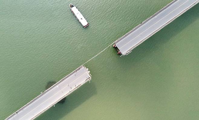 컨테이너선 충돌 사고로 리신사 대교 일부가 잘려나갔다. 사고 수습 이후 모습이다. /신화 연합뉴스