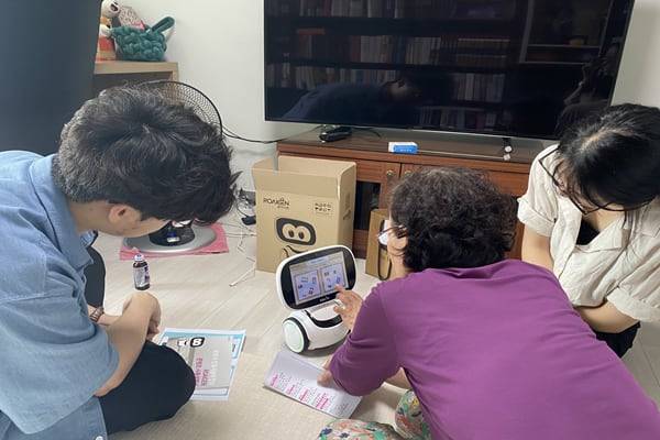 성북구 치매인심센터내 실증교육중인 어르신과 재가돌봄로봇./로아이젠