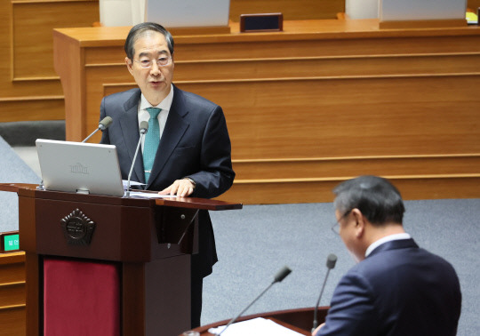 한덕수 국무총리가 23일 국회 본회의 대정부질문에서 더불어민주당 김태년 의원의 질문에 답변하고 있다. 연합뉴스.