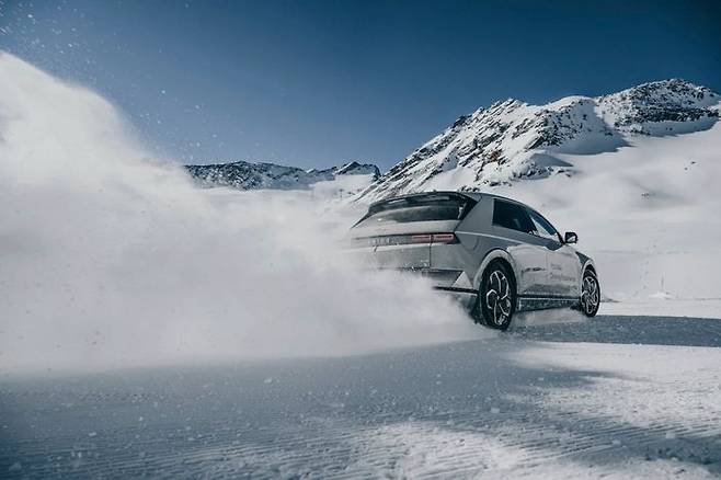 아이오닉 5가 눈속을 달리고 있다. ⓒ현대자동차